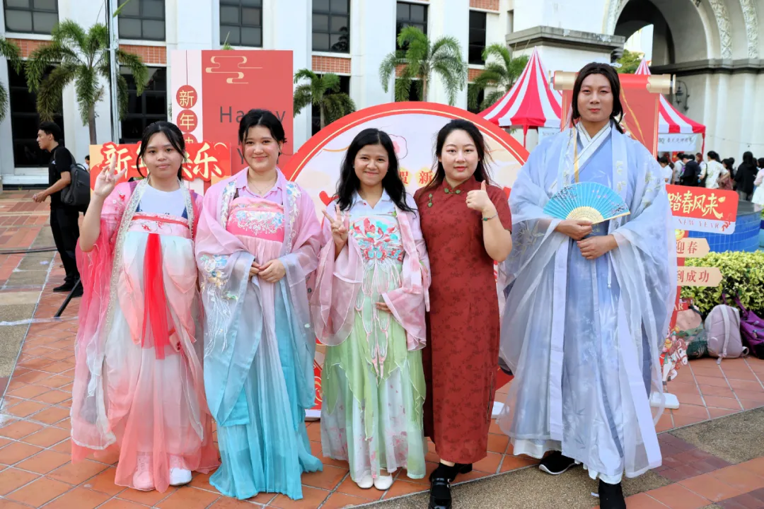 泰国易三仓大学孔子学院与大学研究生院、国际处、文学院、学生会联合举办“龙马呈祥,泰华共春”春节嘉年华活动 图片