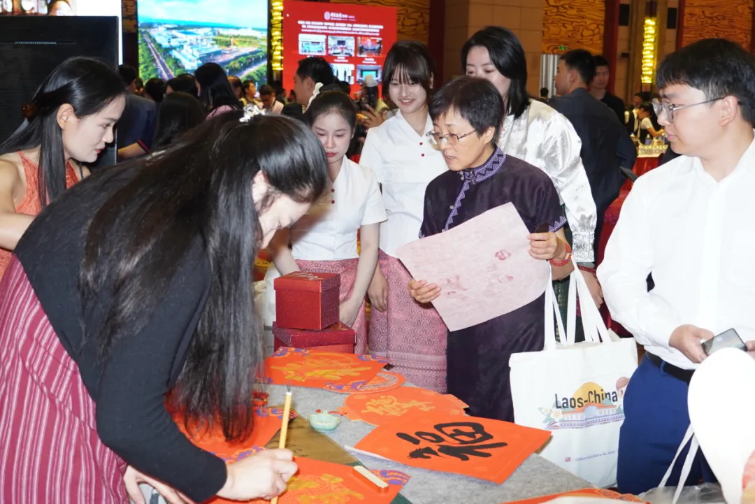 老挝国立大学孔子学院于新春招待会上开展中国文化体验活动 图片