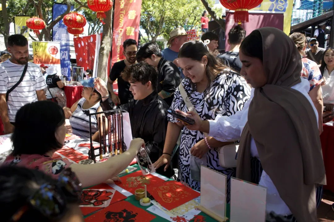 南非开普敦大学孔子学院于开普敦维多利亚广场举办春节文化体验活动 图片