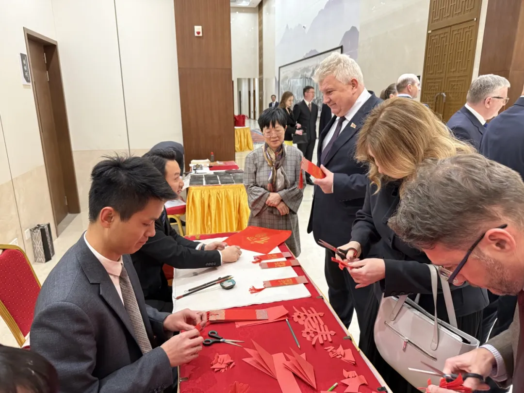 白俄罗斯国立外国语大学孔子学院于新春招待会上开展中国文化大师班活动 图片