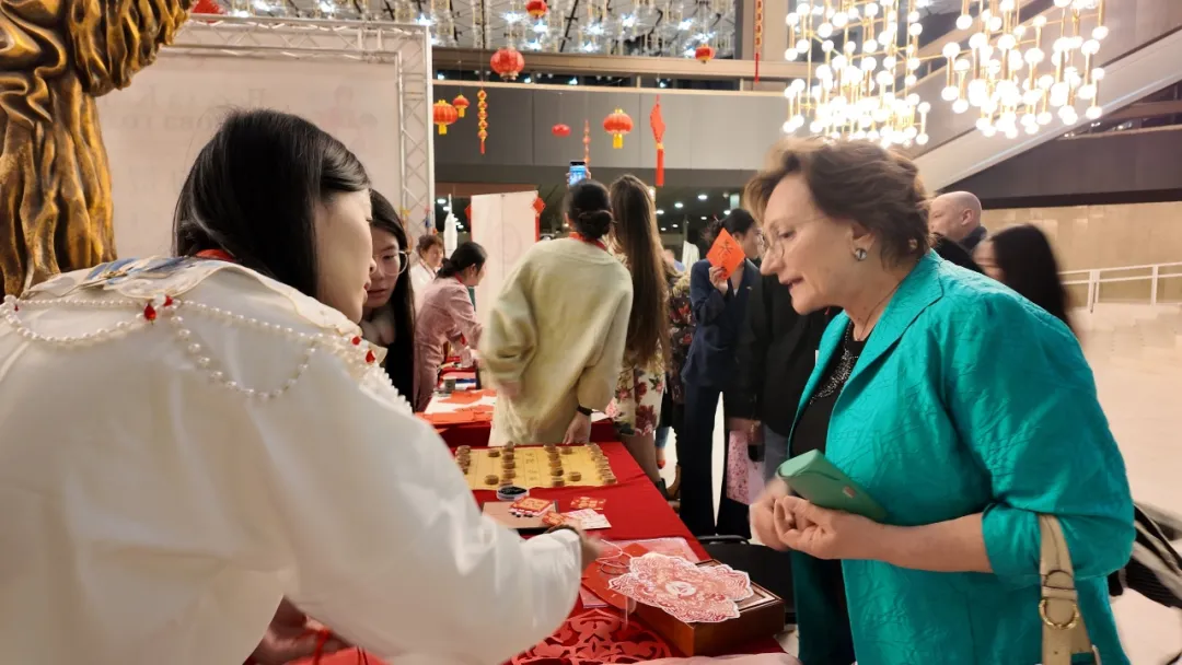 保加利亚大特尔诺沃大学孔子学院于新春招待会上开展中国传统文化工坊活动 图片