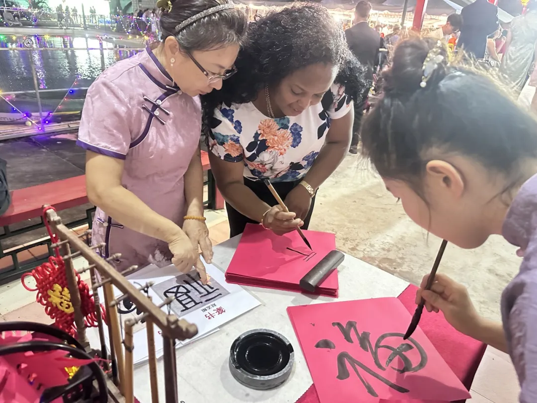 圭亚那大学孔子学院于“温暖迎春·共庆中国年”2026开门过大年活动中开设中国文化体验项目并表演文艺节目 图片