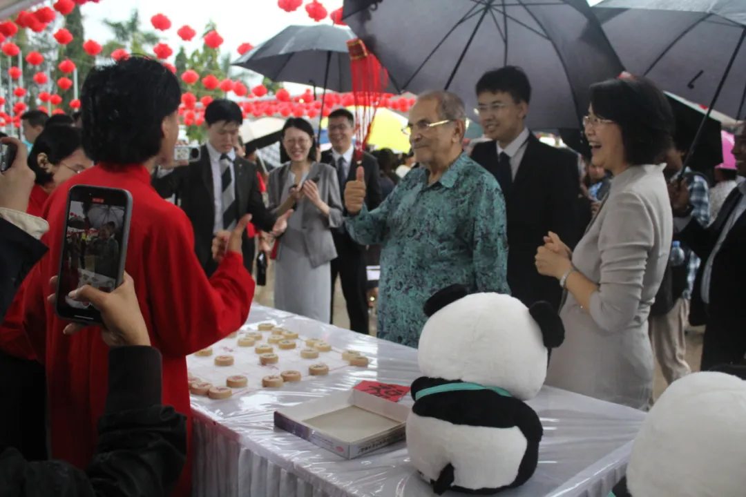 东帝汶商学院孔子课堂于马年迎新春联欢会、华侨华人商会年会等活动现场举办中国传统文化体验活动并表演文艺节目 图片
