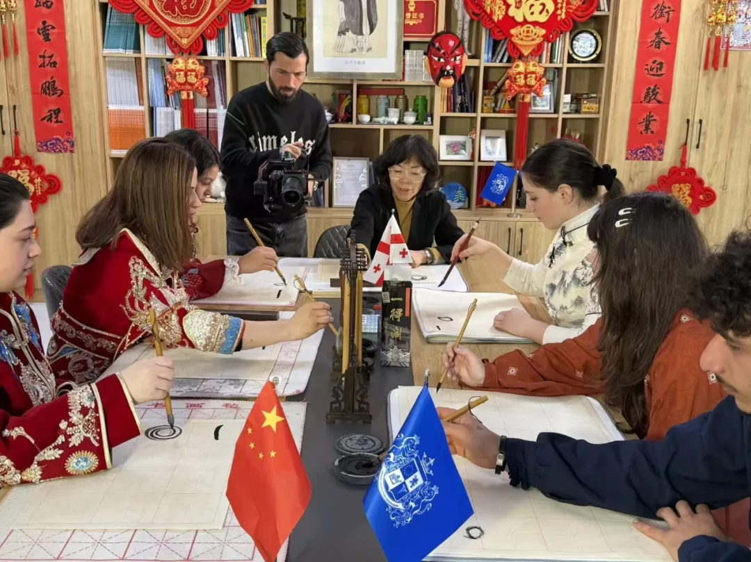 英国哈德斯菲尔德大学科技创新孔子学院举办系列科技赋能中国文化体验活动2 图片