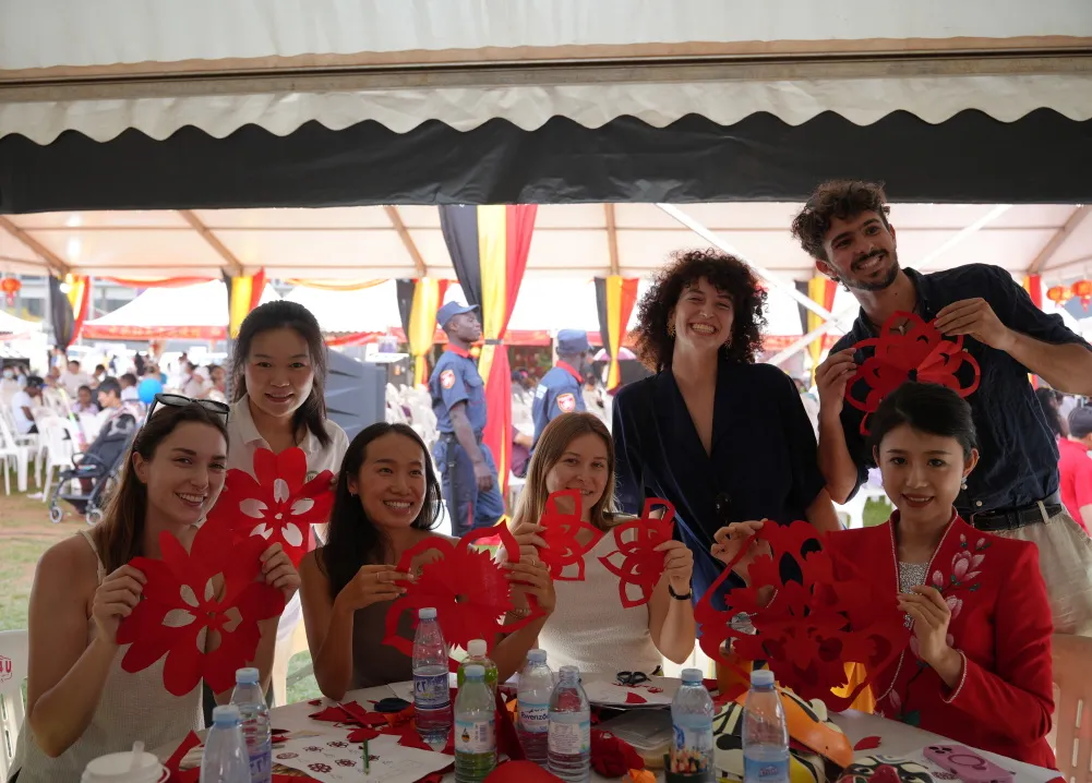 乌干达麦克雷雷大学孔子学院于2026年旅乌华侨华人新春庙会暨“中乌人文交流年”启动仪式现场举办中国文化体验活动 图片