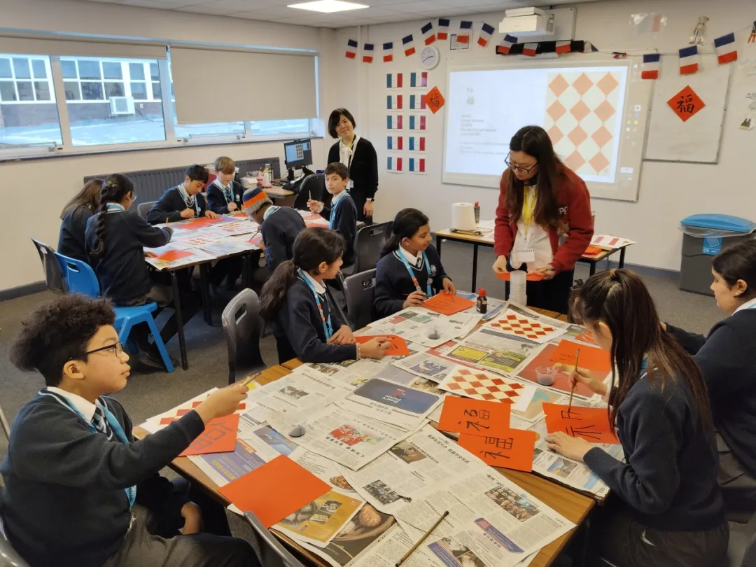 英国德蒙福特大学孔子学院在比彻姆中学举办“马年迎春”文化庆祝活动 图片