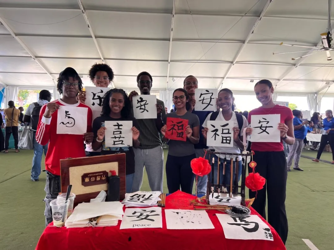 厄瓜多尔基多圣弗朗西斯科大学孔子学院举办灯笼文化手工坊活动2 图片