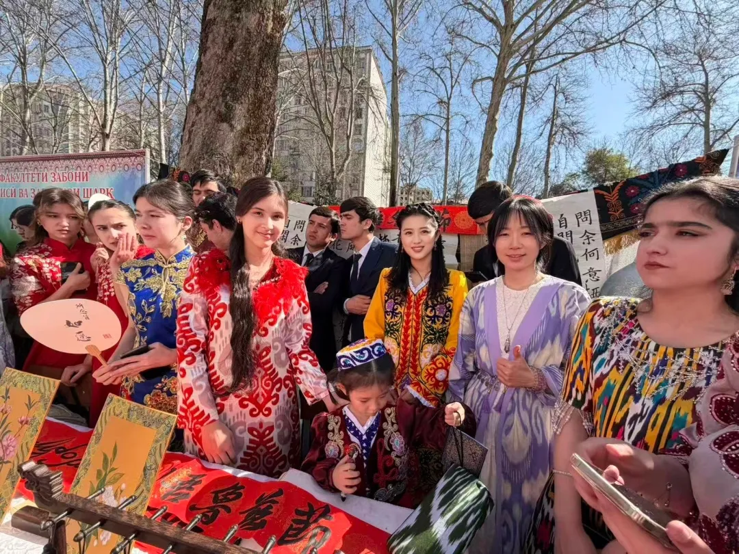 塔吉克斯坦民族大学孔子学院参加塔吉克斯坦国立师范大学纳吾鲁孜节庆祝活动2 图片