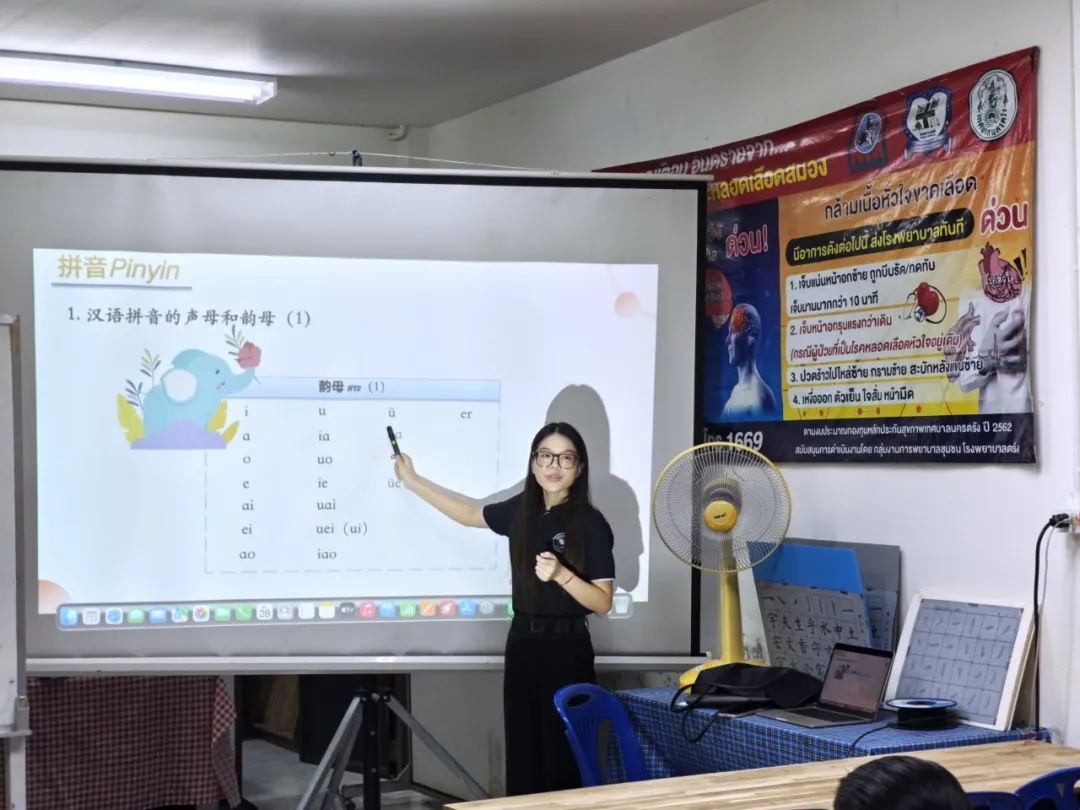 多哥洛美大学孔子学院参加多哥独立日庆典1 图片