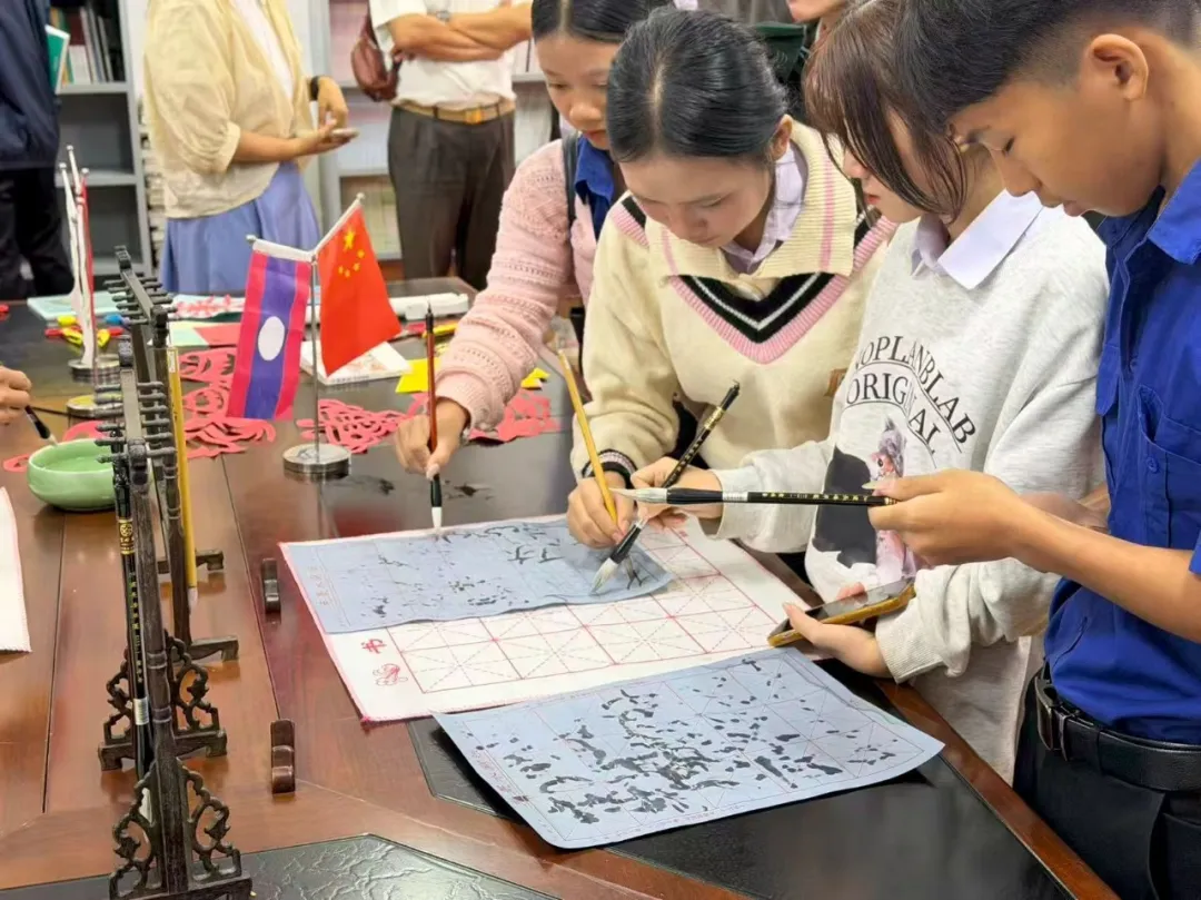 哈萨克斯坦阿布莱汗国际关系与外国语大学孔子学院编写的《汉哈俄国际贸易术语词典》正式出版2 图片