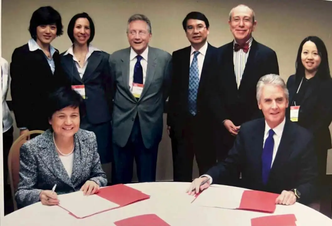 与美国大学理事会主席卡伯顿签署中国语言文化项目协议 图片