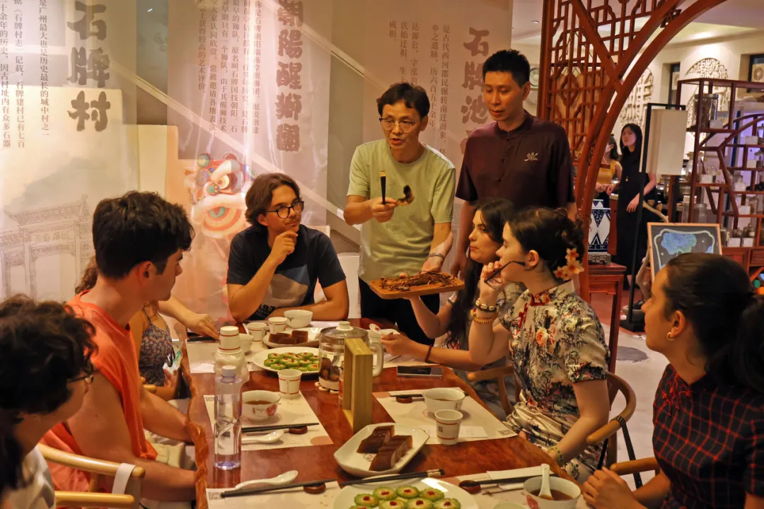 科摩罗大学孔子学院赴科摩罗国家广播电视中心录制《跟我学汉语》第七季节目1 图片