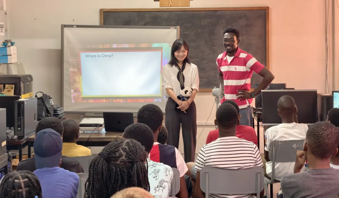 肯尼亚星河湾有限公司向肯尼亚内罗毕大学孔子学院下设总统府女子高中孔子课堂捐赠中文教学设备1 图片