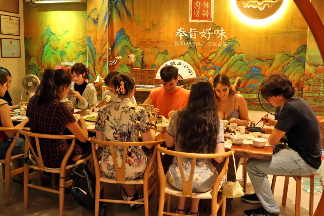 科摩罗大学孔子学院赴科摩罗国家广播电视中心录制《跟我学汉语》第七季节目2 图片