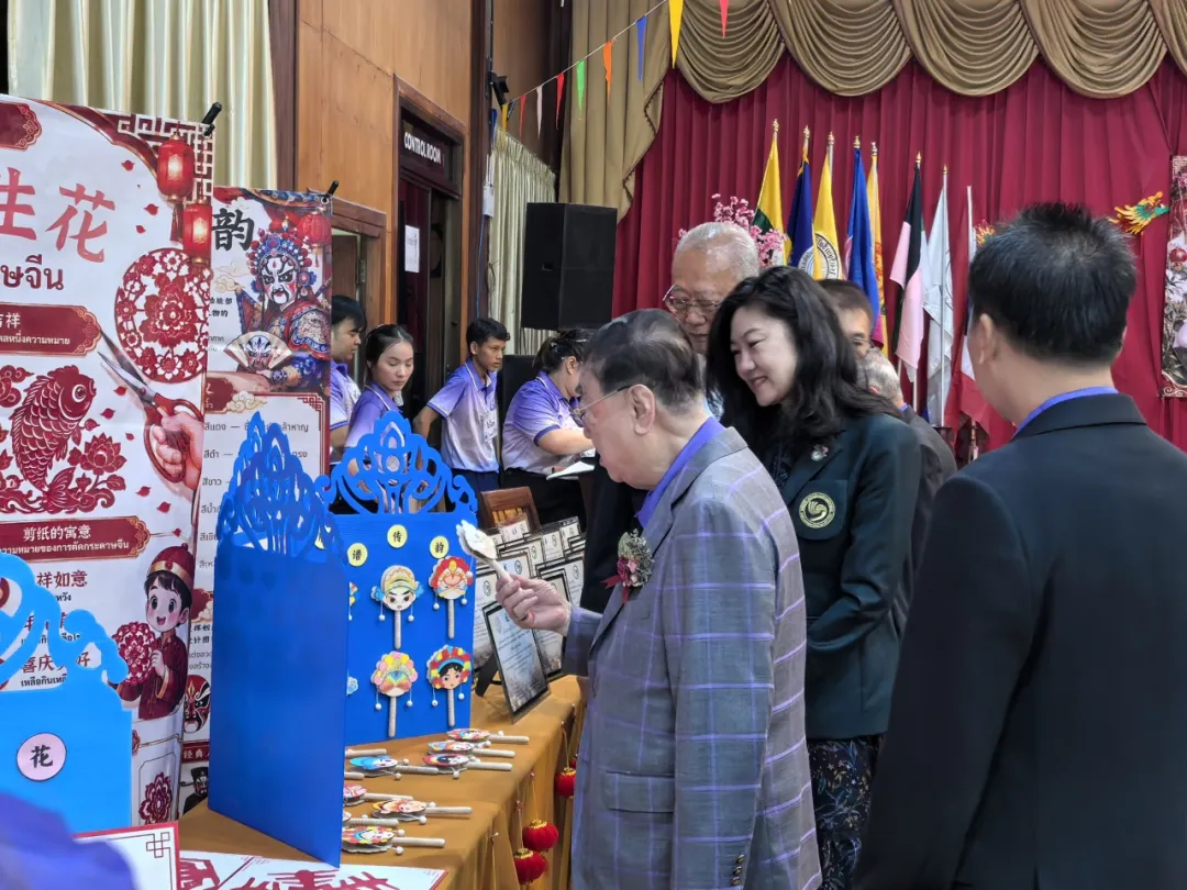 布基纳法索纳兹博尼大学孔子学院联合设立“中国图书角”暨“上海之窗”1 图片