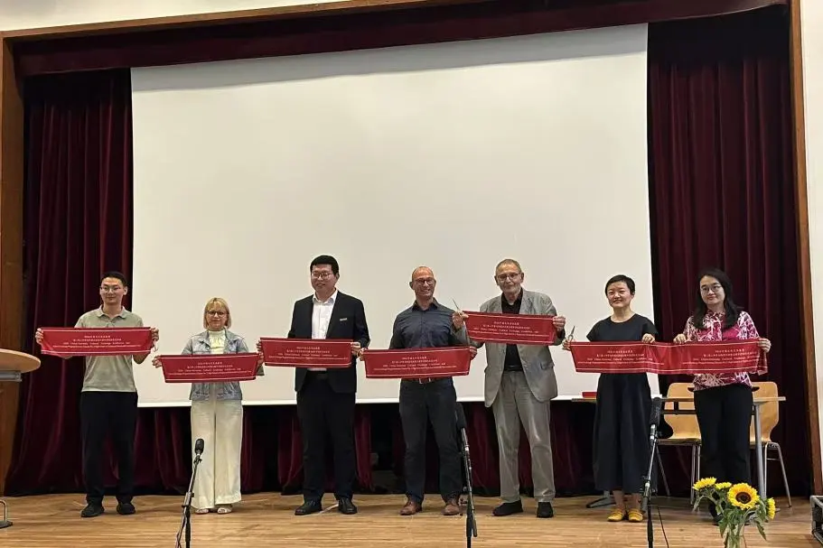 老挝苏发努冯大学孔子学院协助琅勃拉邦省听松村开展中文教学与图书资源援助1 图片